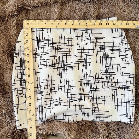 Forever 21 Black white abstract grid print mini fitted skirt - Picture 3 of 9